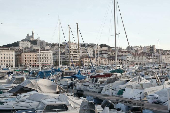 Une vue du Vieux-Port avec des bateaux et des bâtiment en arrière-plan