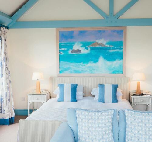 Une chambre avec un lit double décorée sur le thème de la mer