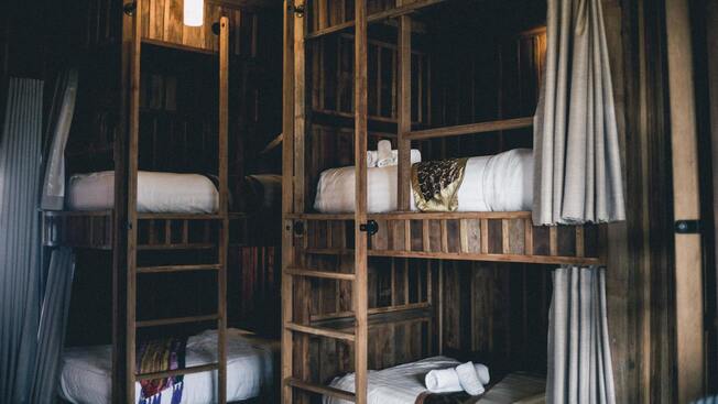 Une chambre avec 2 lits superposés en bois